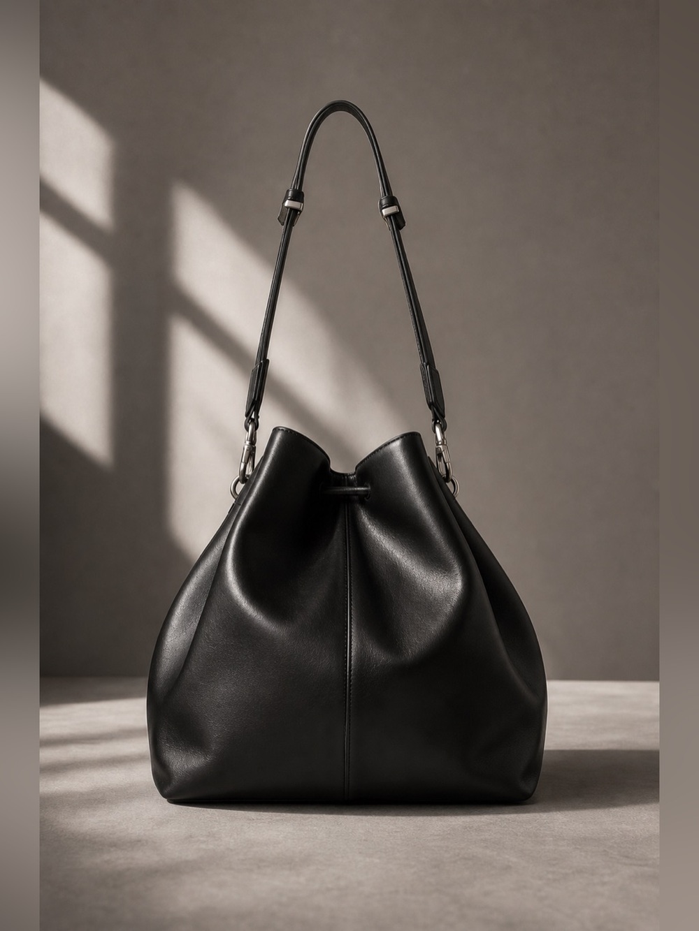 Designer Set:
Jimmy Choo Cinch L Bucket Bag + Gucci GG Monogram Hobo size M - Picture 9 of 17